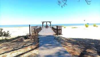 Bajada con Pérgola de madera. - Boca Del Cufré Bajada con Pérgola de madera. - Boca Del Cufré