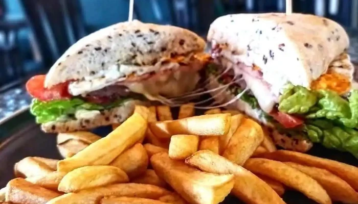 A Brillar Cafe:  Club Sandwich - Cafetería