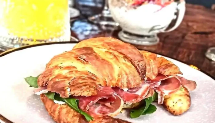 A Brillar Cafe:  Croissant - Cafetería