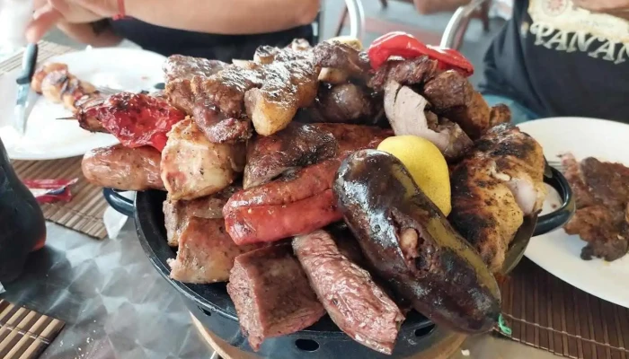 Al Paso Parrilla:  Comida Y Bebida