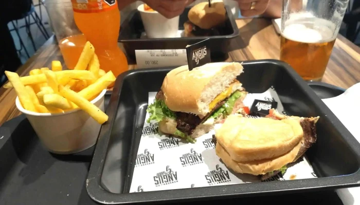 Angus Grill:  Comidas Y Bebidas - Hamburguesería