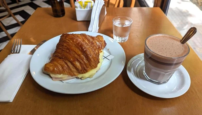 Atorrante Cafe Croissant - Cafetería