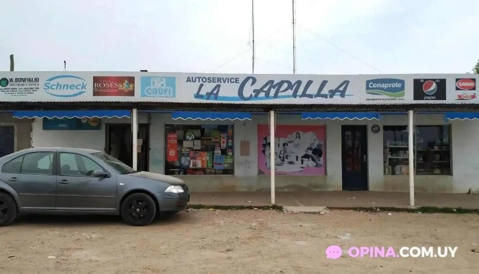 Autoservice La Capilla:  Estacionamiento - Supermercado