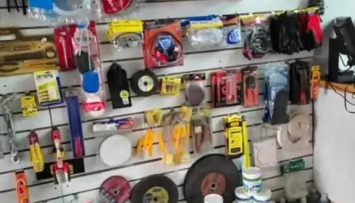 Barraca y Ferretería El Constructor - Julio Herrera Y Obes Esq