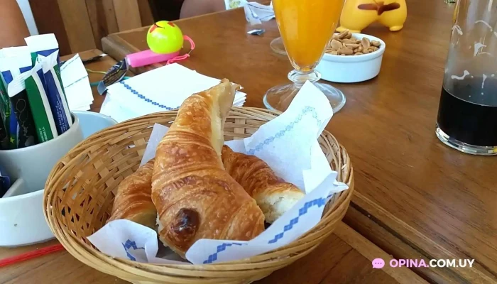 Bella Vista:  Croissant - Cafetería