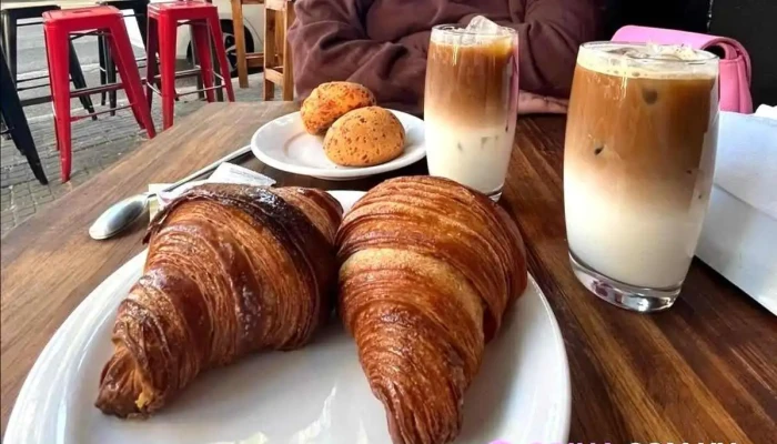 Brecha Bar Y Cafe:  Croissant - Bar