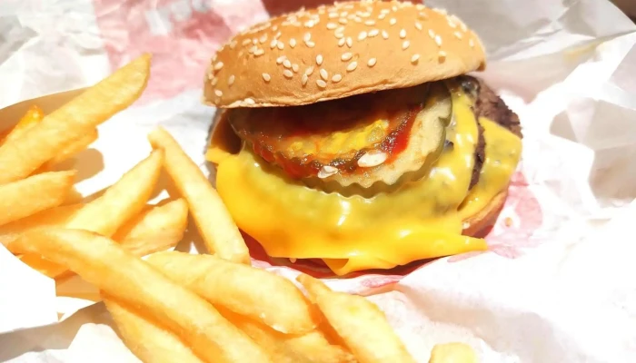 Burger King:  Hamburguesa Con Queso - Restaurante de comida rápida