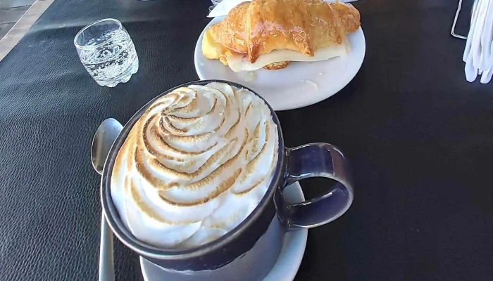 Cafeteria Carmela:  Comidas Y Bebidas - Cafetería