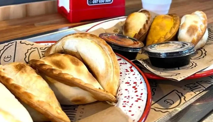 Calentitas Empanadas:  Comida Y Bebida