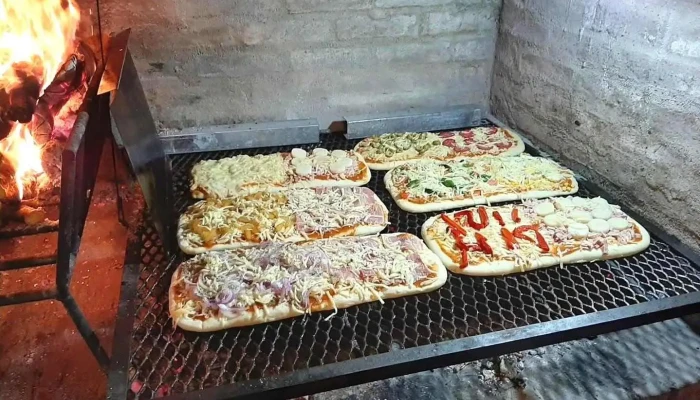 Cancha De Futbol Sintetico Y Parrilla Ailen Comida Y Bebida