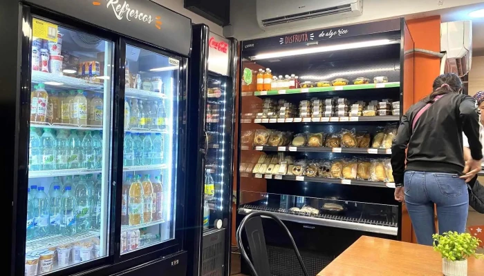 Cantina En Primer Piso Del Hospital:  Ambiente - Cafetería