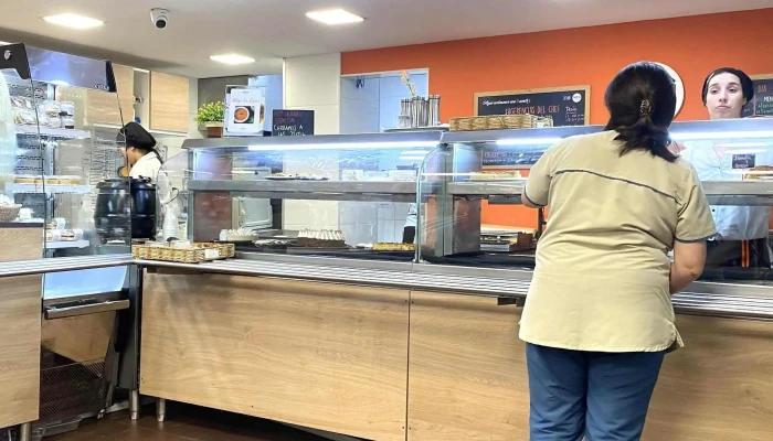 Cantina En Primer Piso Del Hospital:  Comentario 10 - Cafetería