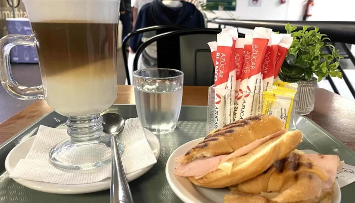 Cantina En Primer Piso Del Hospital:  Comidas Y Bebidas - Cafetería