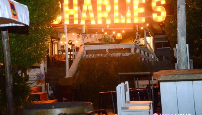 Charlies Restobar:  Bar - Pub restaurante