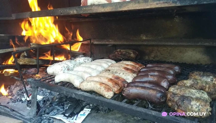 Chorizosbondiola Morcilla Y Hamburguesas A La Parrilla:  Comida Y Bebida