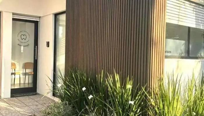 Consultorio Odontológico Dra. Carolina Spinelli - 70000 Col. Del Sacramento