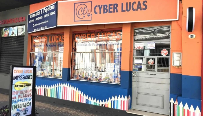 Cyber Lucas:  Exterior - Cibercafé