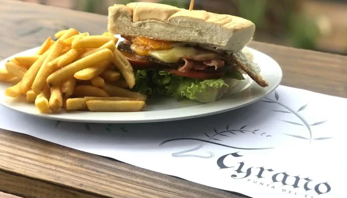 Cyrano Punta Del Este:  Comidas Y Bebidas - Pub restaurante