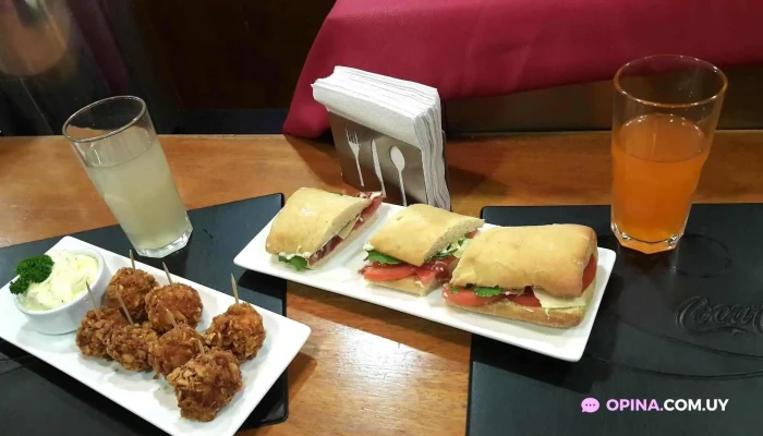 Derby Sport Cafe:  Comidas Y Bebidas - Cafetería