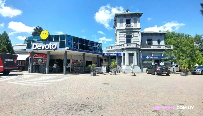 Devoto:  Estacionamiento - Supermercado