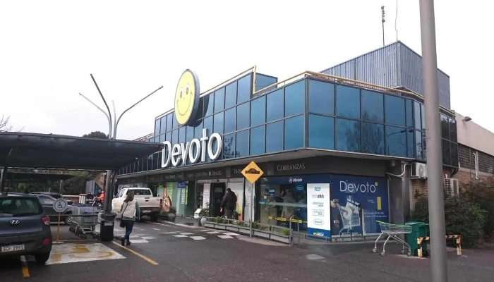 Devoto:  Estacionamiento - Supermercado