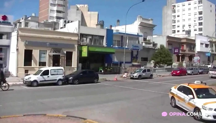 Devoto Express Bulevar Ii:  Estacionamiento - Supermercado