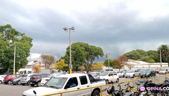 Devoto Sayago:  Estacionamiento - Supermercado