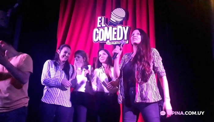 El Comedy:  Escenario - Bar