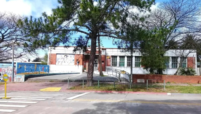 Escuela 130 Andres Bello -  Direccion - Montevideo