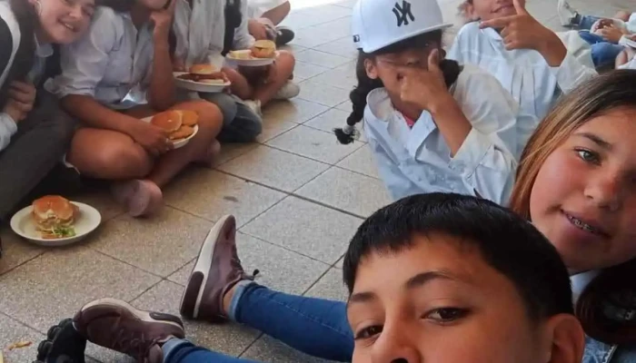 Escuela De Tiempocompleto No 92 Estudiante - Montevideo