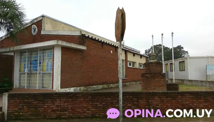 Escuela Publica Aigua Edificio - Aiguá