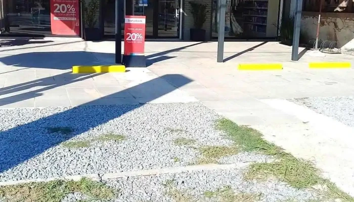 Farmacia Pigalle suc. De La Costa - Av Calcagno