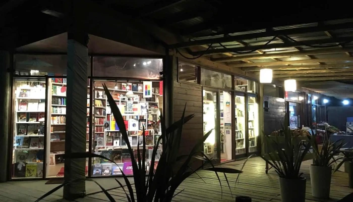 Juana Libros -  Estante De Libros - La Pedrera