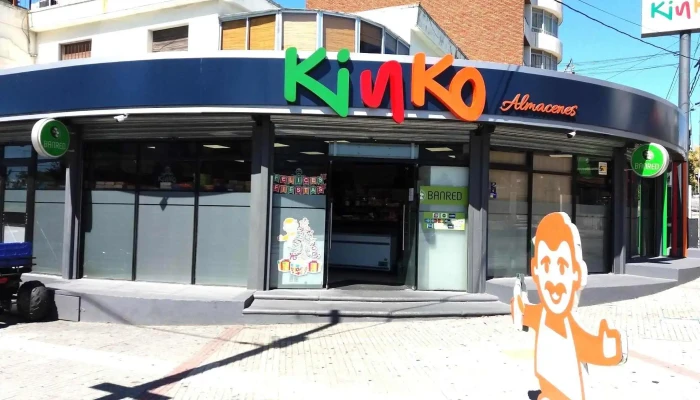 Kinko:  Estacionamiento - Supermercado