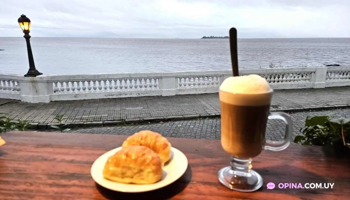 La Esquinita:  Comidas Y Bebidas - Panadería