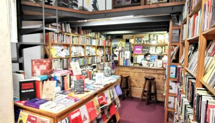 La Lupa Libros -  Estante De Libros - Montevideo