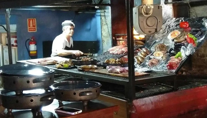 La Parrilla:  Comida Y Bebida