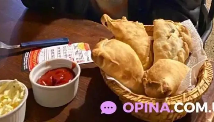 Las Criollitas Empanadas:  Comida Y Bebida