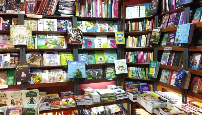 Libreria El Virrey   Plaza Arocena Estante De Libros - Montevideo