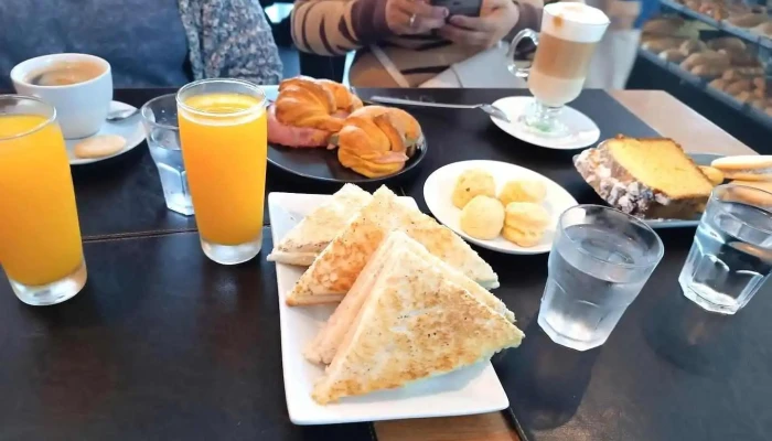 Los Duendes:  Comida Y Bebida - Cafetería