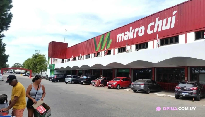 Makro Chui Estacionamiento - Supermercado