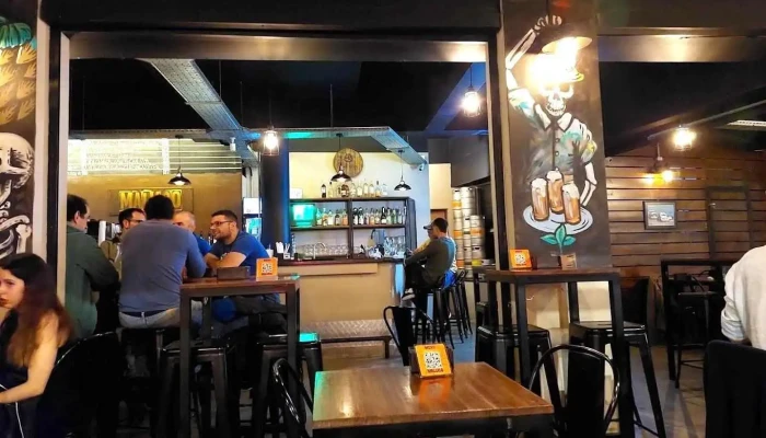 Maluco Bar:  Ambiente - Cervecería artesanal