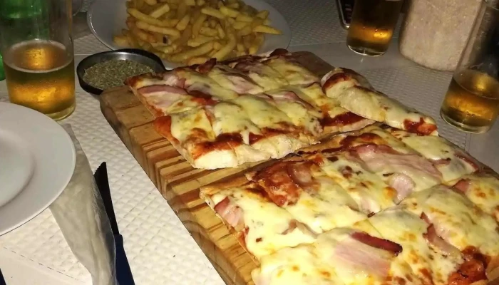 Mama Mia Pizzeria:  Comidas Y Bebidas