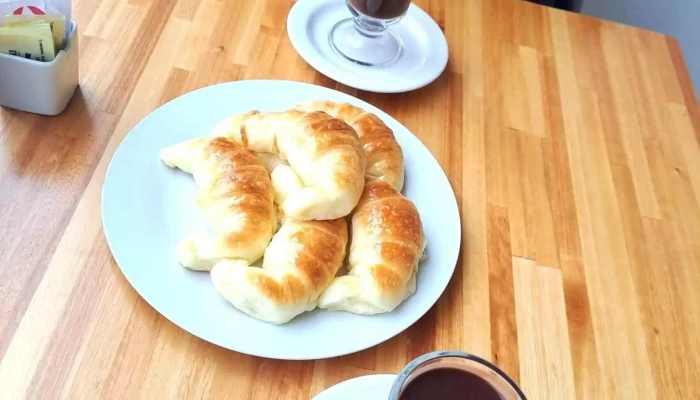 Medialunas Calentitas:  Cafe - Cafetería