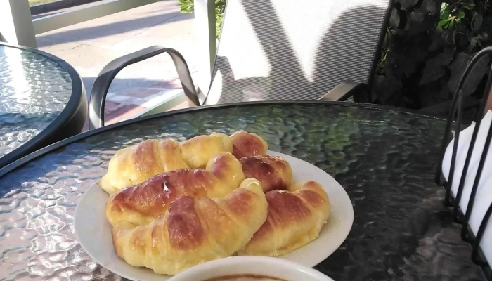 Medialunas Calentitas:  Comentario 1 - Cafetería