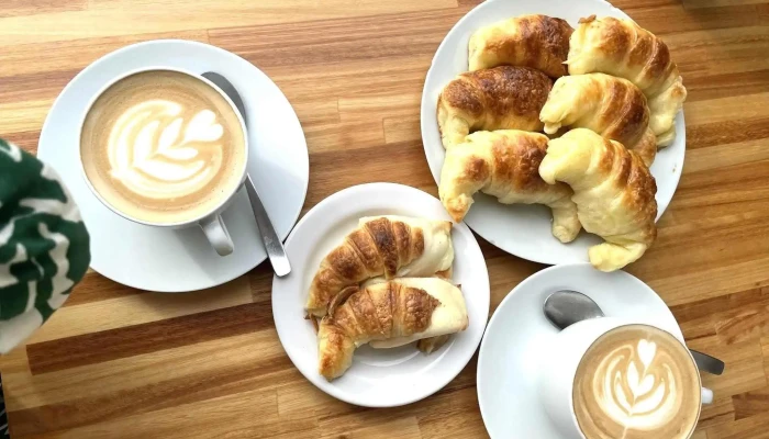 Medialunas Calentitas:  Comidas Y Bebidas - Cafetería