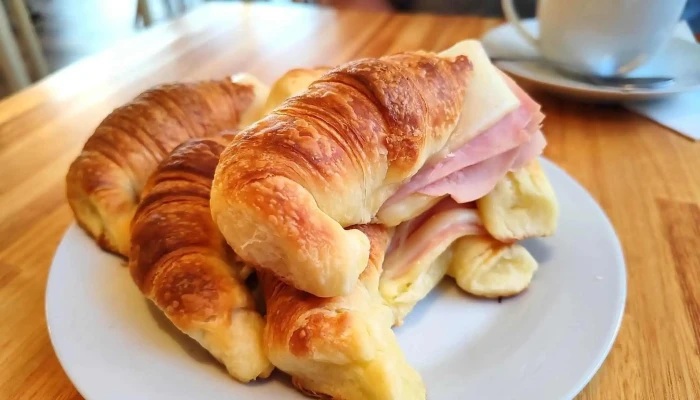 Medialunas Calentitas:  Croissant - Cafetería