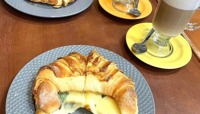 Medialunas Calentitas:  Croissant - Pastelería francesa