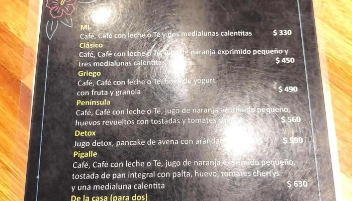 Medialunas Calentitas:  Menu - Cafetería