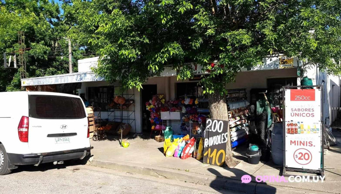 Mercadito La Plaza:  Estacionamiento - Supermercado